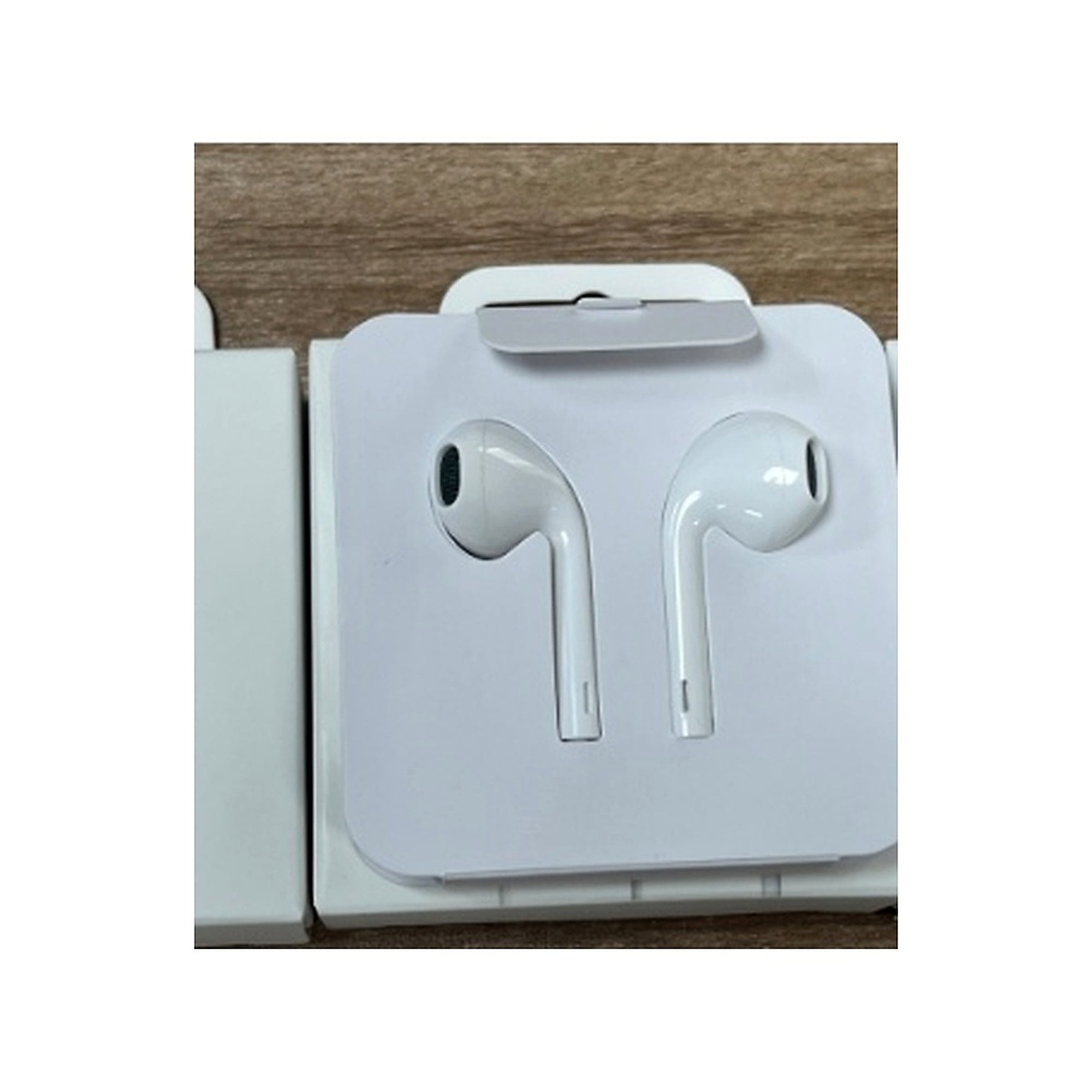 USB-C Wired Earphones with Retail Box
